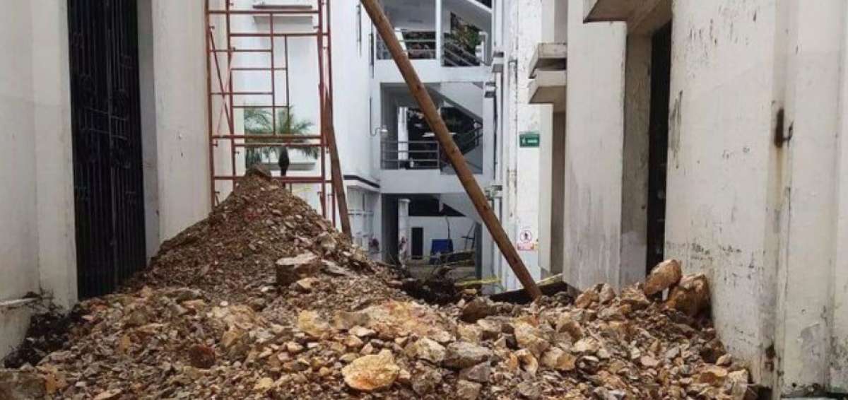 Desprendimiento de tierra por lluvias pone en riesgo b&oacute;vedas del Cementerio de Guayaquil