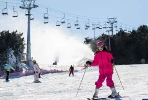 Jizhou destaca por el esquí alpino y el snowboard en invierno. 