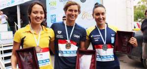 La nadadora ecuatoriana Samantha Ar&eacute;valo (izq.) junto a la italiana Rachelle Bruni (centro), que gan&oacute; el oro, y la brasile&ntilde;a Poliana Okimoto.
