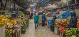 El centro de abastos de Carapungo (norte de Quito) abri&oacute; nuevamente sus puertas al cumplir protocolos, que incluyen pruebas de covid-19 a comerciantes. 