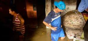 Piedad Delgado (izq.), habitante del barrio San Jos&eacute; de Manta, perdi&oacute; todo. El agua subi&oacute; metro y medio.