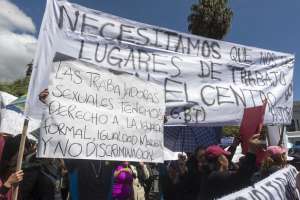 Las mujeres protestaron esta ma&ntilde;ana en el Municipio de Quito. Foto: John Guevara / EL TEL&Eacute;GRAFO