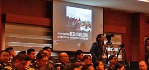 Polic&iacute;as y estudiantes de Ecotec asistieron al simposio, donde dio la bienvenida la Jefe de Estado Mayor, general Tannya Varela.
