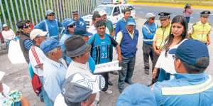 El ingreso al relleno sanitario de Quito permaneci&oacute; bloqueado por alrededor de 4 horas este martes. Foto: &Aacute;lvaro P&eacute;rez/ El Tel&eacute;grafo