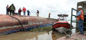 La embarcaci&oacute;n se vir&oacute; cuando cargaba asfalto para llevar a Gal&aacute;pagos.