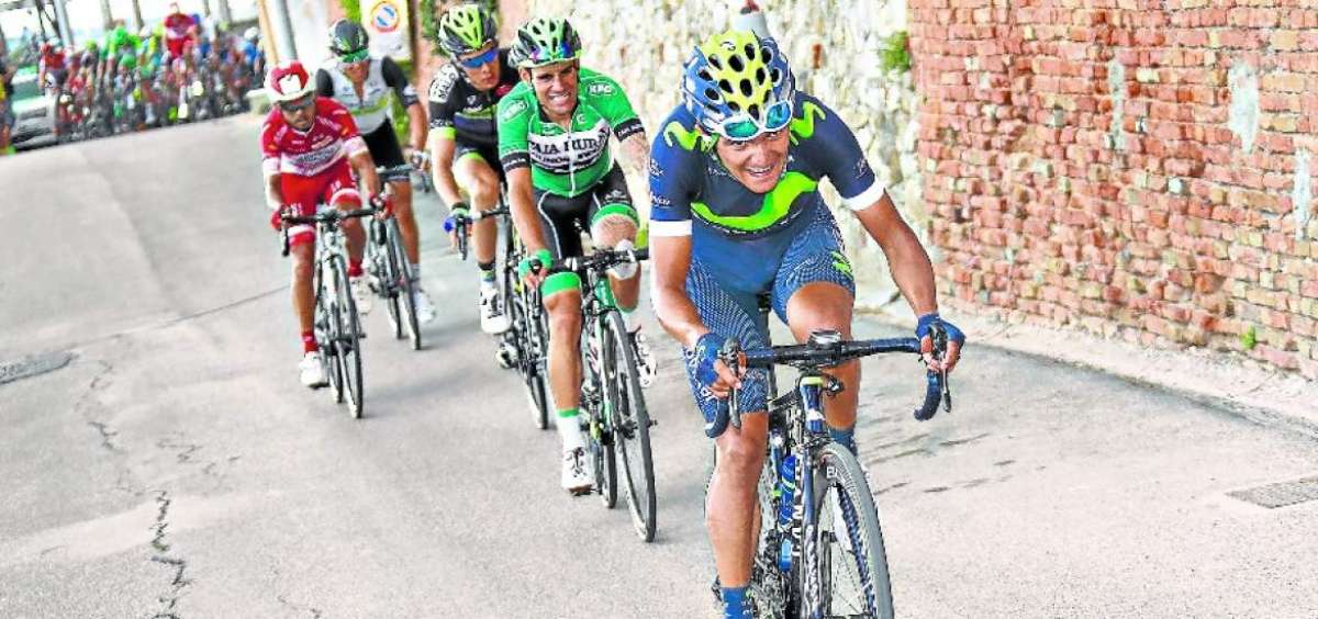 El ecuatoriano Richard Carapaz (adelante), con el equipo Movistar, en una de las competencias en las que particip&oacute; durante el verano europeo.