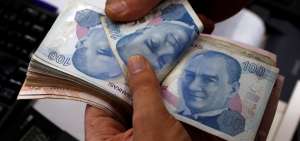 La divisa turca ha perdido casi un 40 por ciento de su valor frente al d&oacute;lar este a&ntilde;o, afectada por la disputa diplom&aacute;tica.