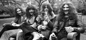 Fascinados por las pel&iacute;culas de terror y el blues afroamericano, Bill Ward, Geezer Butler, Ozzy Osbourne y Tony Iommi dieron forma al sonido que es la base compositiva del heavy metal actual.