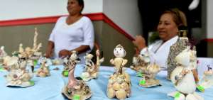 Ocho emprendedoras de San Lorenzo de Manta y 23 alumnos de la Academia Naval Jambel&iacute; aprendieron a hacer artesan&iacute;as con productos del mar, de la mano de la bi&oacute;loga brasile&ntilde;a Clarice Panitz.