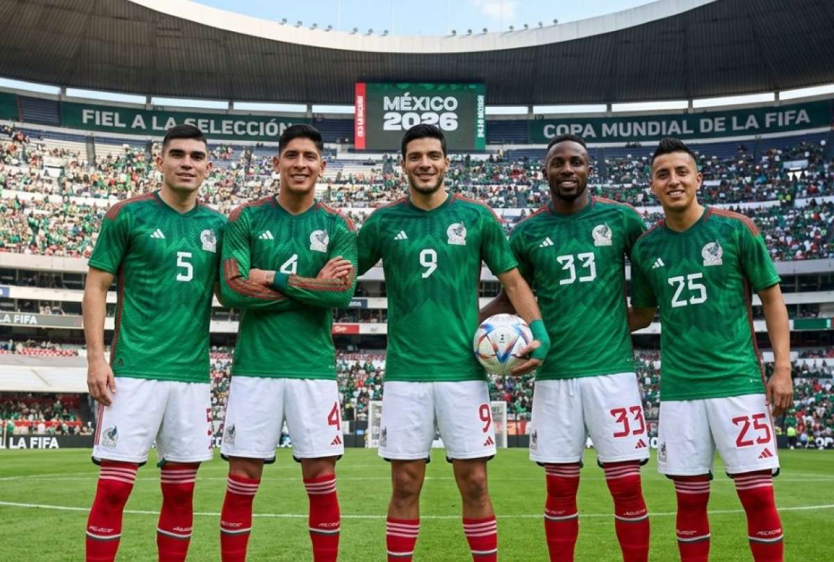 Santiago Gim&eacute;nez lidera el ranking de los jugadores m&aacute;s valiosos del 'Tri', seguido por Edson &Aacute;lvarez y la joven promesa Armando Gonz&aacute;lez, seg&uacute;n el portal especializado Transfermarkt.
