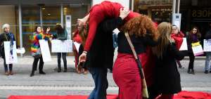Las activistas francesas, durante la marcha, hicieron una recreaci&oacute;n de la violencia contra la mujer.