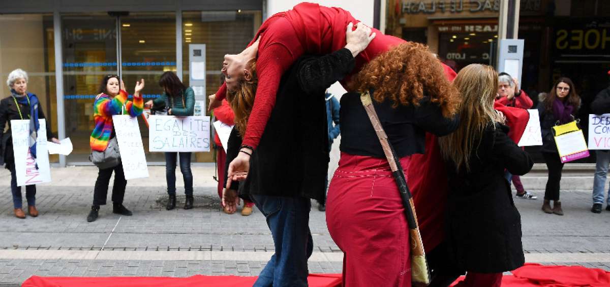 Las activistas francesas, durante la marcha, hicieron una recreaci&oacute;n de la violencia contra la mujer.