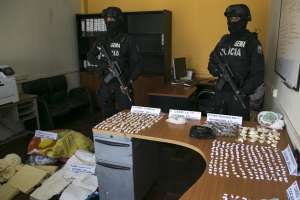 Agentes antinarc&oacute;ticos muestran las sustancias incautadas tras varios operativos en Quito. Foto: Mario Egas / EL TEL&Eacute;GRAFO