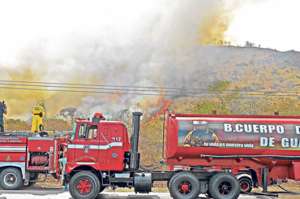 Las unidades del Cuerpo de Bomberos no pudieron ingresar en la zona en que ocurri&oacute; el incendio. Foto: Eduardo Escobar / El Tel&eacute;grafo