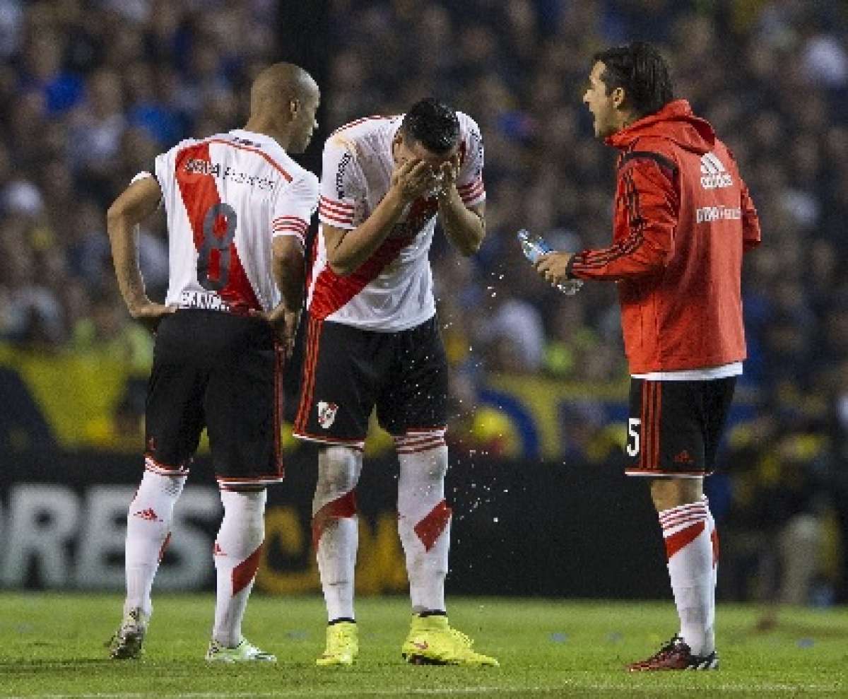 El Supercl&aacute;sico se suspende por incidentes