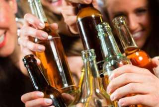 Vender o consumir bebidas alcohólicas en los días de ley seca se le sancionará con una multa del 50% de una remuneración mensual básica unificada: USD 225. 