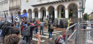 Manifestaciones en los exteriores de la Gobernaci&oacute;n de Azuay.