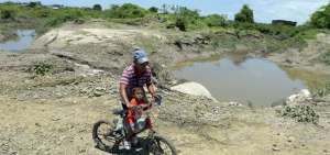 El caudal del r&iacute;o Arenas subi&oacute; en esta zona varios metros de su caudal habitual dejando en riesgo a los habitantes de este barrio del cant&oacute;n Playas.