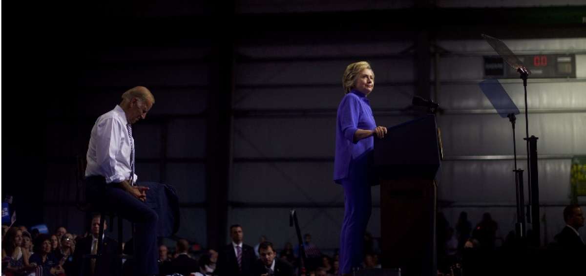 La candidata dem&oacute;crata a la Casa Blanca, Hillary Clinton, durante un acto de campa&ntilde;a. Sentado detr&aacute;s de ella, el actual vicepresidente estadounidense, Joe Biden. 