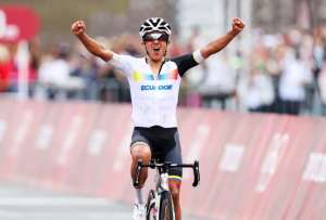 Richard Carapaz sigue firme en el Giro, y la salida de Roglic le da esperanzas de subir.