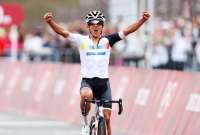 Richard Carapaz sigue firme en el Giro, y la salida de Roglic le da esperanzas de subir.
