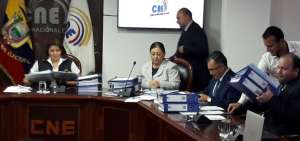 Cuatro vocales presentes aprobaron por unanimidad el calendario electoral y el presupuesto de las dos elecciones.
