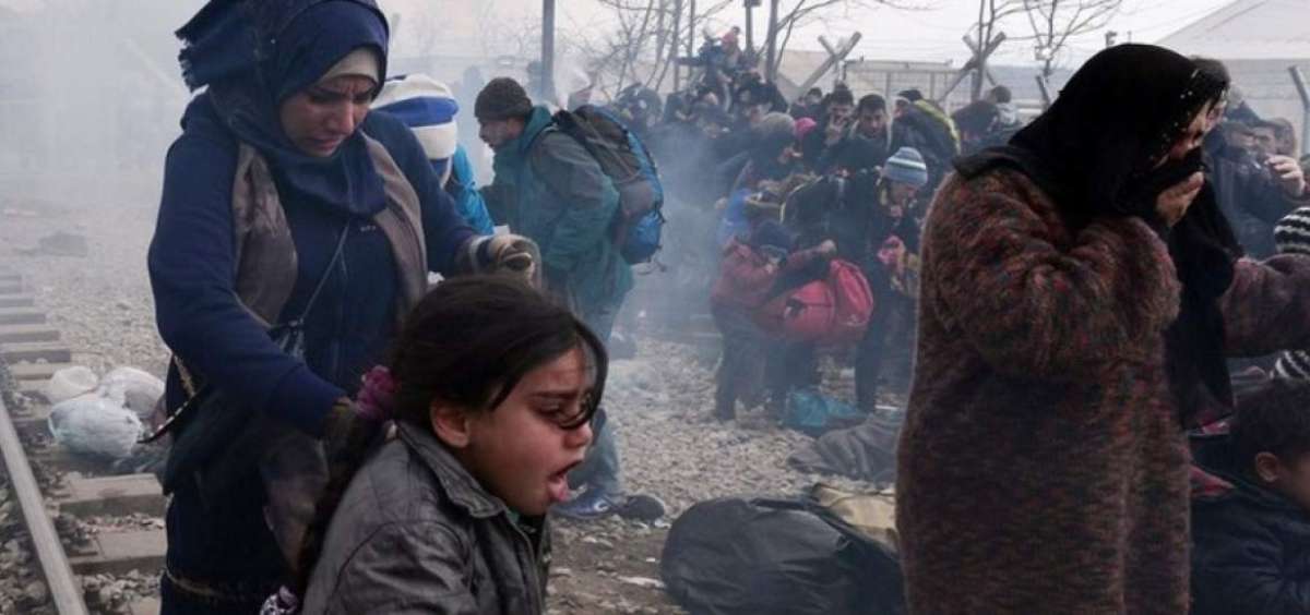 Polic&iacute;a macedonia lanza gases lacrim&oacute;genos contra migrantes en frontera con Grecia
