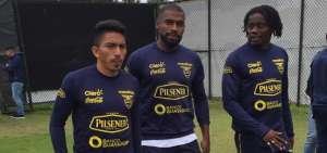&Aacute;ngel Mena (i), Gabriel Achilier (c) y Juan Carlos Paredes, luego de uno de los entrenamientos de la selecci&oacute;n ecuatoriana en Estados Unidos.