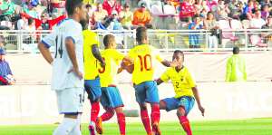 Cuatro jugadores de la Selecci&oacute;n Ecuatoriana Sub-17 festejan uno de los tres goles, ayer en Talca, Chile. AFP
