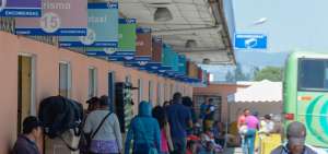 Los buses interprovinciales reciben a los viajeros que se aprestan a subir en los colectivos.