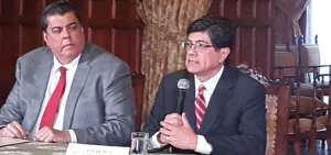 Canciller de Ecuador, Jos&eacute; Valencia (d), durante el anuncio de la salida de Ecuador de la ALBA, el jueves 23 de agosto.