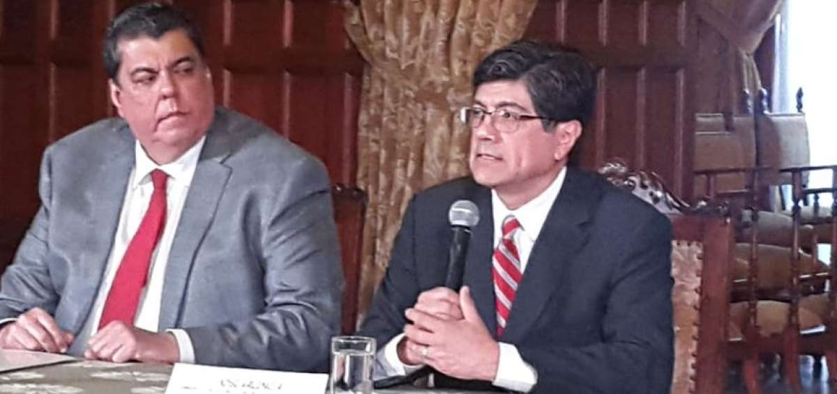 Canciller de Ecuador, Jos&eacute; Valencia (d), durante el anuncio de la salida de Ecuador de la ALBA, el jueves 23 de agosto.