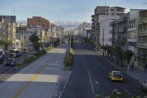 En la avenida 10 de Agosto, los veh&iacute;culos en sentido norte-sur aumentaron su circulaci&oacute;n. Foto: Miguel Jim&eacute;nez / EL TEL&Eacute;GRAFO