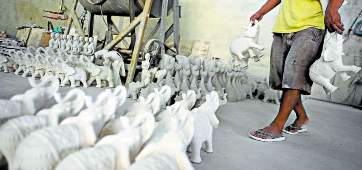 Los hermanos Bail&oacute;n ocupan un espacio del Centro Artesanal de la localidad para elaborar figuras decorativas.  Los comerciantes son quienes  les dan el acabado con la pintura.
