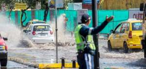 Varias edificaciones cercanas sufrieron inundaciones debido a la fuga de agua. El problema caus&oacute; congesti&oacute;n vehicular en el sector de La Carolina.