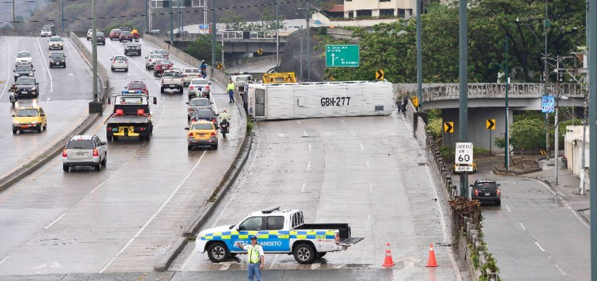 Volcamiento de bus dificult&oacute; el tr&aacute;nsito