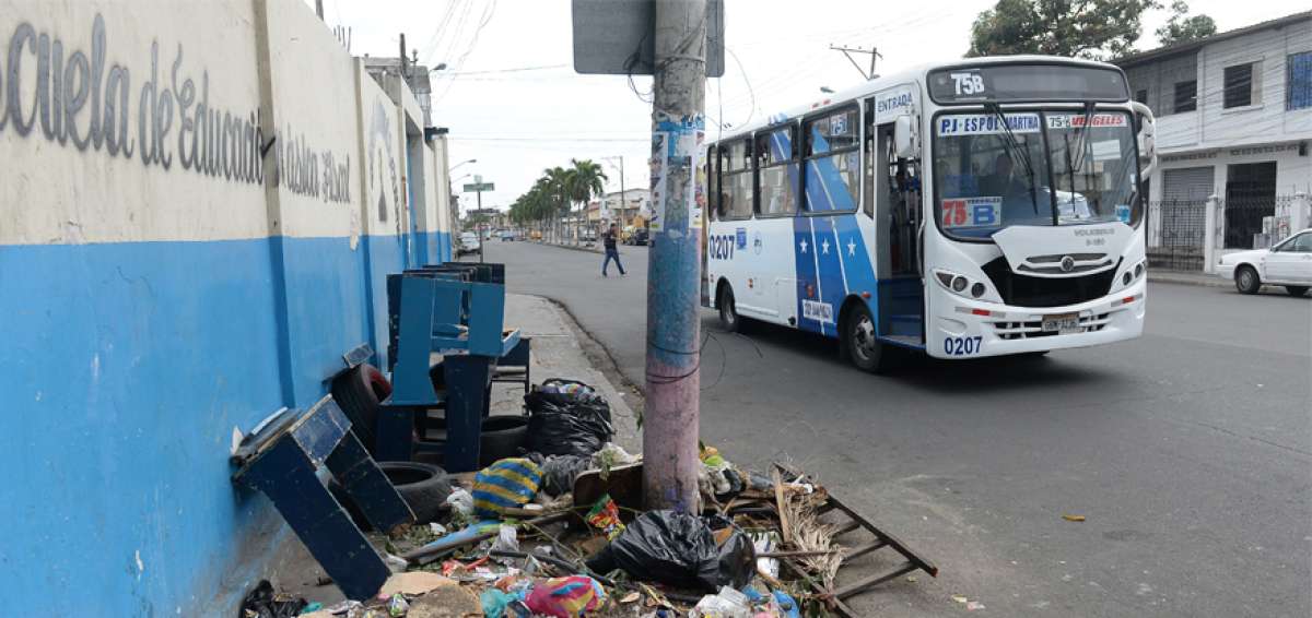 Las calles en el oeste de la zona urbana del suburbio de Guayaquil evidencian altos niveles de acumulaci&oacute;n de basura.