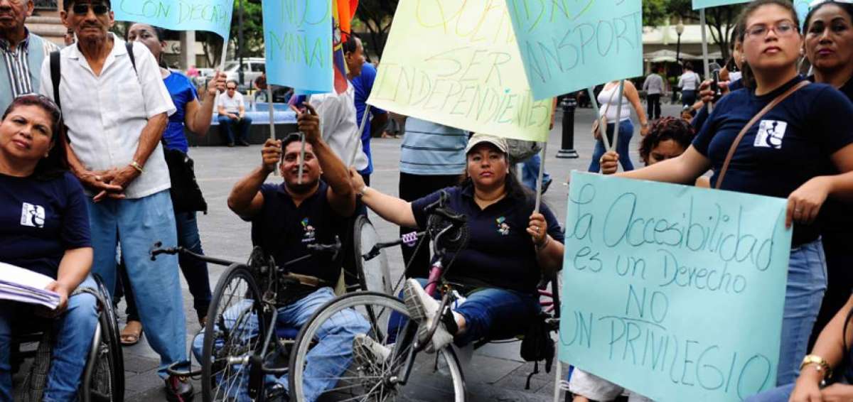 Un grupo de personas protest&oacute; el jueves por la falta de accesibilidad en el transporte urbano.