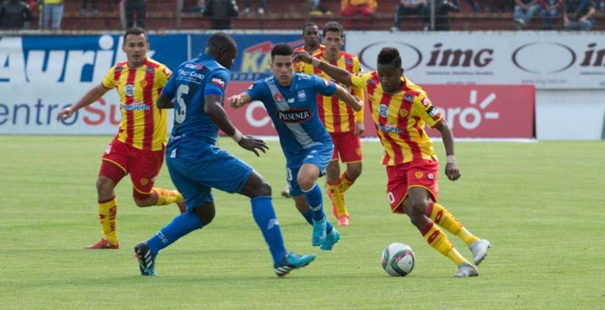 Jairo Padilla (der.) jug&oacute; 41 partidos el a&ntilde;o pasado con Aucas y anot&oacute; 7 goles.