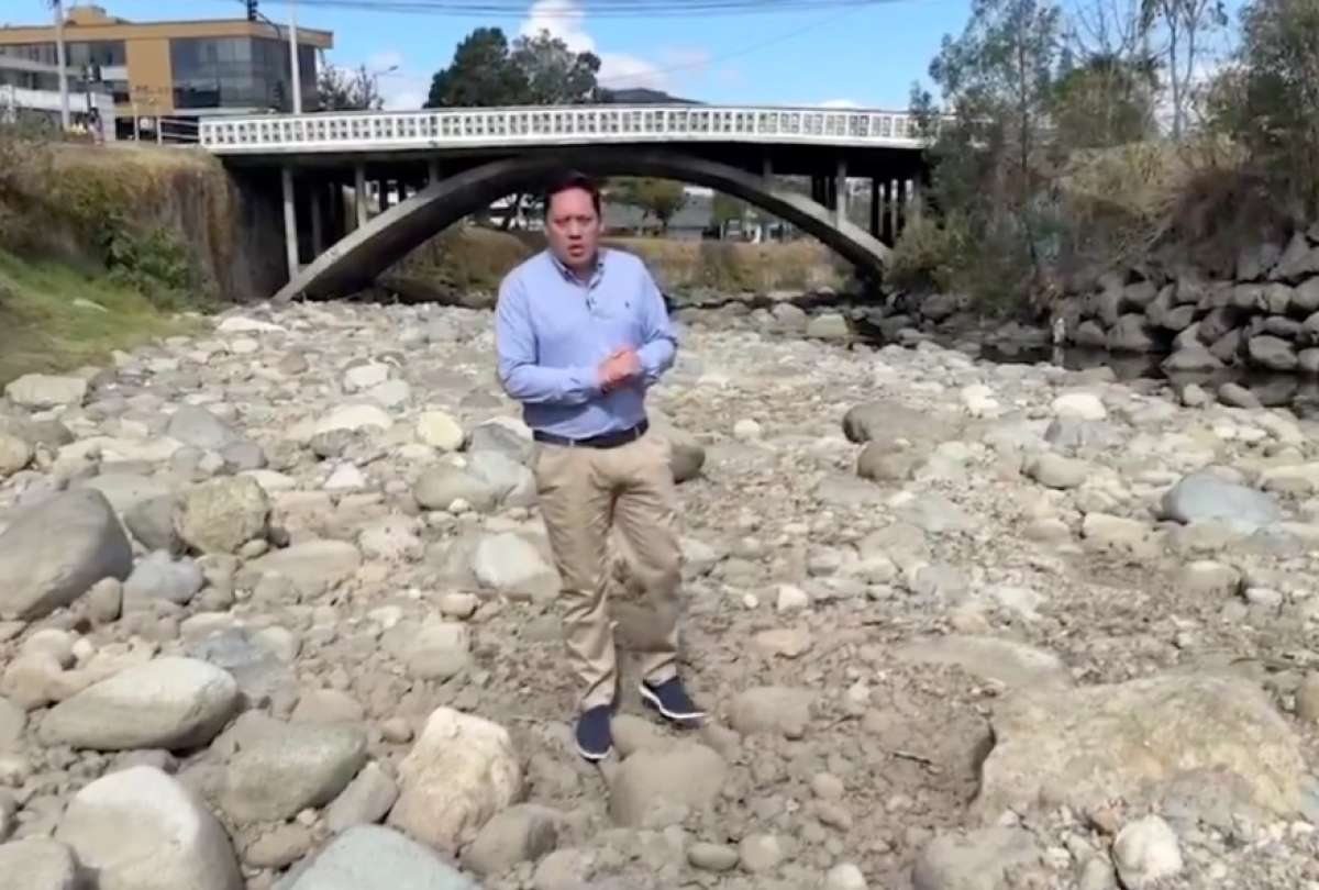 El alcalde de Cuenca, Cristian Zamora, realizó un reporte desde el río Tomebamba. Allí instó a los cuencanos a ahorrar agua