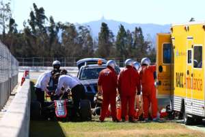 Fernando Alonso, recibe asistencia m&eacute;dica tras el accidente / MARK THOMPSON (GETTY IMAGES). Tomada de El Pa&iacute;s
