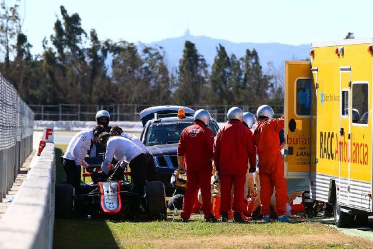 Fernando Alonso, recibe asistencia m&eacute;dica tras el accidente / MARK THOMPSON (GETTY IMAGES). Tomada de El Pa&iacute;s