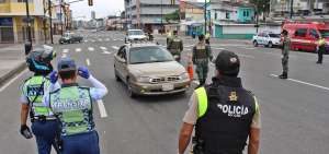 Polic&iacute;a, ej&eacute;rcito y agentes de tr&aacute;nsito controlan la circulaci&oacute;n restringida en Guayaquil