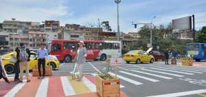  Muchos transe&uacute;ntes acogieron la propuesta, que concluir&aacute; el martes pr&oacute;ximo y que da agilidad al tr&aacute;fico en el sector de El Vado, en Cuenca