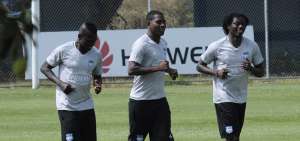El delantero Bryan Angulo (centro) ser&aacute; titular esta noche en el Capwell. En la foto, trota junto a Osbaldo Lastra (izq.) y Juan Carlos Paredes.