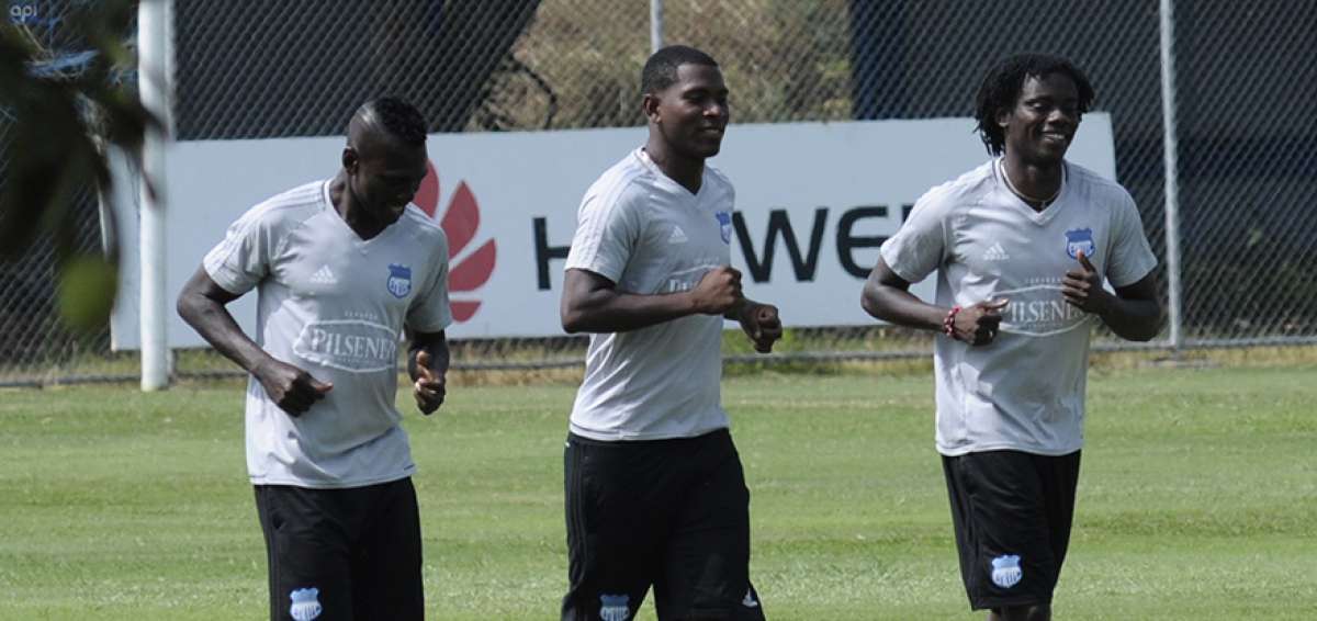 El delantero Bryan Angulo (centro) ser&aacute; titular esta noche en el Capwell. En la foto, trota junto a Osbaldo Lastra (izq.) y Juan Carlos Paredes.
