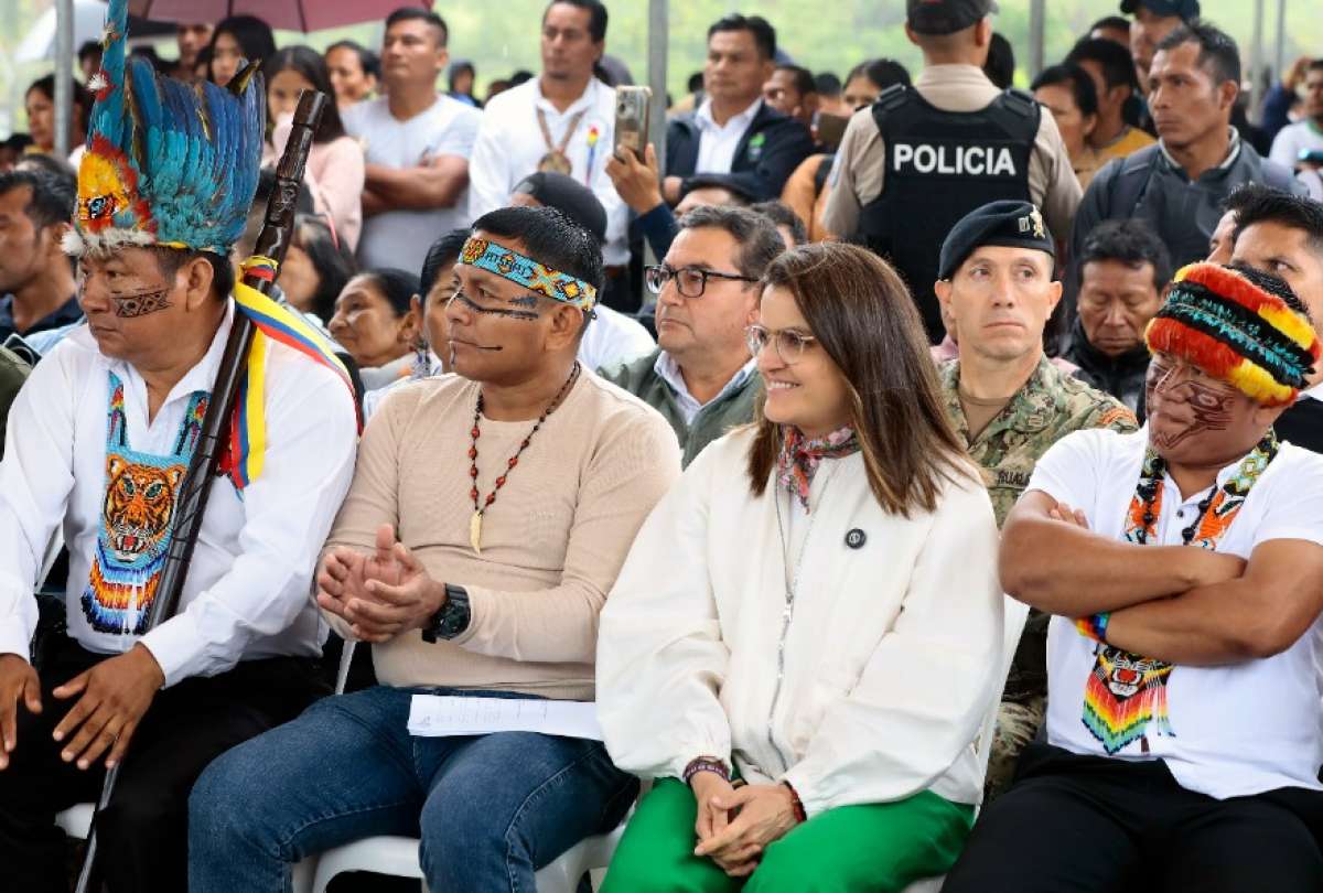 La vicepresidenta María José Pinto entregó títulos de propiedad y otros insumos a las zonas rurales de Pastaza. 