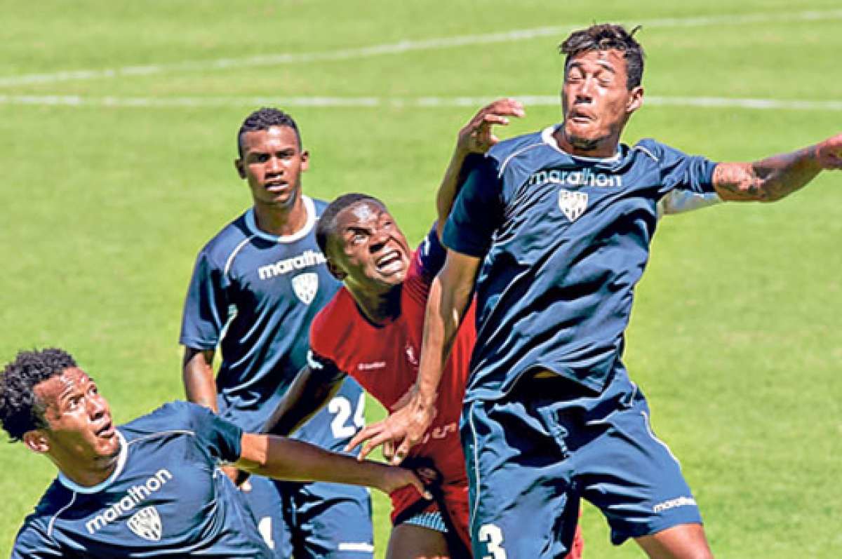 Los jugadores de la reserva de Independiente Carlos Cuero (i) y Marco Ramos (d) disputan el bal&oacute;n durante el amistoso del mi&eacute;rcoles contra El Nacional. FOTO: FERNANDO SANDOVAL / EL TEL&Eacute;GRAFO