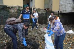 Los voluntarios, llevaron sacos, palas y otros implementos, para sacar los desechos alojados en las orillas marinas. 