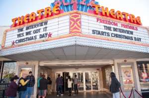 Una sala de cine en Atlanta fue una de las pocas que proyectaron el filme de Sony. FOTO: AFP 